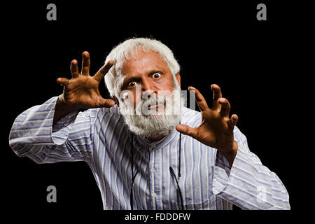 1 indische Senior erwachsenen Mann Wildheit Hand zeigt Roaring Stockfoto