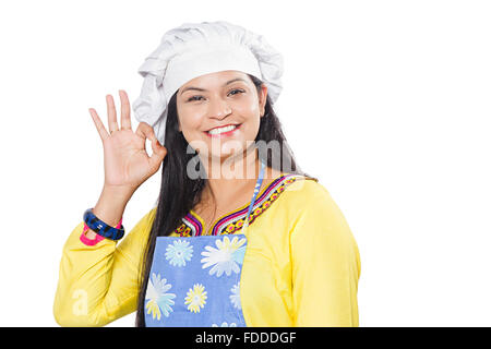 1 indische erwachsenen Frau Koch Kochen hand gestikulieren Ok Zeichen anzeigen Stockfoto