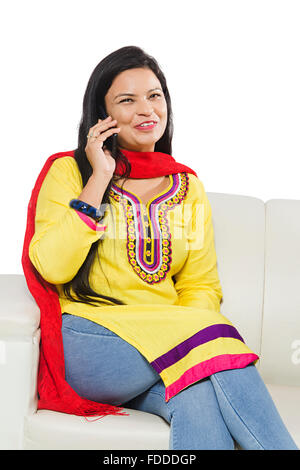 1 indische Erwachsene Frau sitzen Sofa Talking Handy Stockfoto