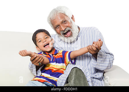 2 Personen Großvater und Enkel sitzen Sofa Geschrei Spaß Stockfoto