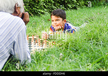 2 Personen Großvater und Enkel Park spielen Schach-Brett-Spiel Stockfoto