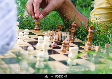 2 Personen Vater und Sohn Park spielen Schach Brettspiel Stockfoto