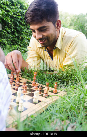 2 Personen Vater und Sohn Park spielen Schach Brettspiel Stockfoto