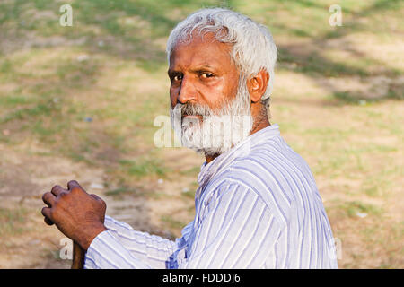 1 Personen Erwachsene Mann Senior Park sitzen Spazierstock Stockfoto