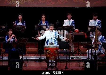Rom, Italien. 30. Januar 2016. Mitglieder der National Orchestra Guangdong durchführen in einem Konzert in Rom, Italien, am 30. Januar 2016. Das Konzert für den chinesischen Lunar New Year Affen wurde in Rom am Samstag statt. © Jin Yu/Xinhua/Alamy Live-Nachrichten Stockfoto