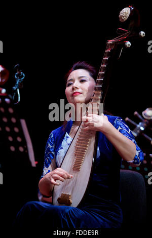 Rom, Italien. 30. Januar 2016. Ein Künstler von Guangdong National Orchestra führt in einem Konzert in Rom, Italien, am 30. Januar 2016. Das Konzert für den chinesischen Lunar New Year Affen wurde in Rom am Samstag statt. © Jin Yu/Xinhua/Alamy Live-Nachrichten Stockfoto