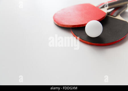 Nahaufnahme von Tischtennis-Schläger mit ball Stockfoto