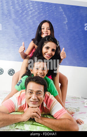 4 Personen Kind und Eltern Schlafzimmer Liegend Entspannung Stockfoto