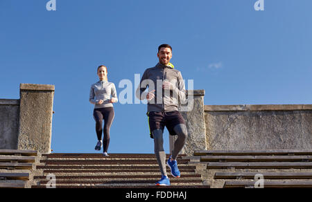 glückliches Paar zu Fuß im Erdgeschoss auf Stadion Stockfoto