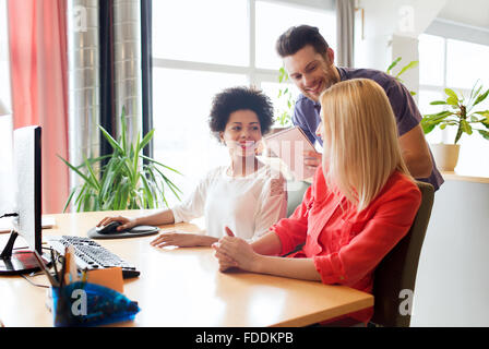 glücklich Kreativteam mit Computer im Büro Stockfoto