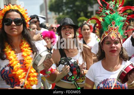 Sao Paulo, Brasilien. 30. Januar 2016. Menschen beteiligen sich an der "Sargento Pimenta", Straße Block Parade, während der Karneval in São Paulo in die Stadt, Brasilien, 30. Januar 2016. © Rahel Patras/Xinhua/Alamy Live-Nachrichten Stockfoto