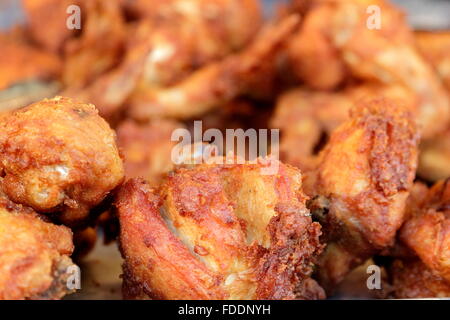 Fast-Food Backhendl in Thailand, die online gekauft werden kann. Klebriger Reis und gebratenen Zwiebeln zusammen Stockfoto