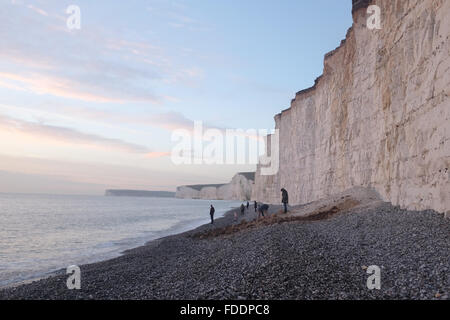 Blick auf die Kreidefelsen Seven Sisters in der Nähe von Eastbourne, East Sussex bei Sonnenuntergang Stockfoto