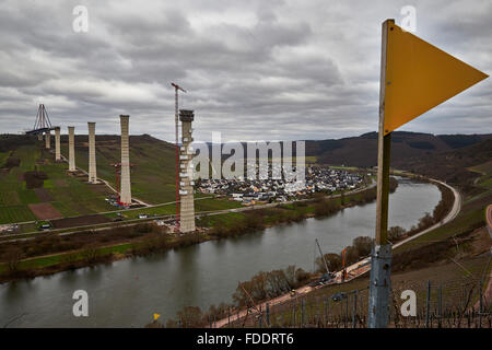 Zeltingen-Rachtig, Deutschland. 29. Januar 2016. Bauarbeiten sind im Gange auf der Hochmoselbruecke (hohe Moselbrücke), das größte Brückenbau Projekt in Europa, in der Nähe von Zeltingen-Rachtig, Deutschland, 29. Januar 2016. Foto: THOMAS FREY/DPA/Alamy Live-Nachrichten Stockfoto