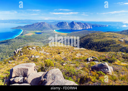 Freycinet Peninsula und Wineglass Bay in Tasmanien, gesehen von der Spitze des Mount Graham an einem klaren sonnigen Tag Stockfoto