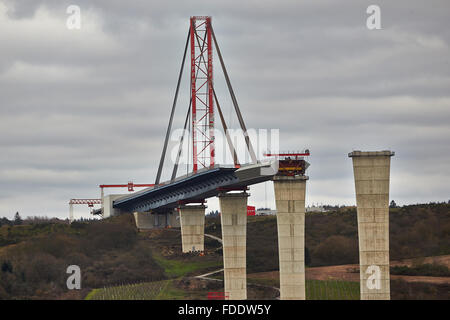 Zeltingen-Rachtig, Deutschland. 29. Januar 2016. Bauarbeiten sind im Gange auf der Hochmoselbruecke (hohe Moselbrücke), das größte Brückenbau Projekt in Europa, in der Nähe von Zeltingen-Rachtig, Deutschland, 29. Januar 2016. Foto: THOMAS FREY/DPA/Alamy Live-Nachrichten Stockfoto