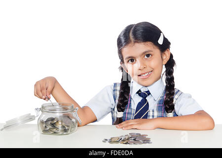 Nur 1 Person Münze Mädchen einfügen kid Geld Sparschwein Rupien gespart Student Stockfoto