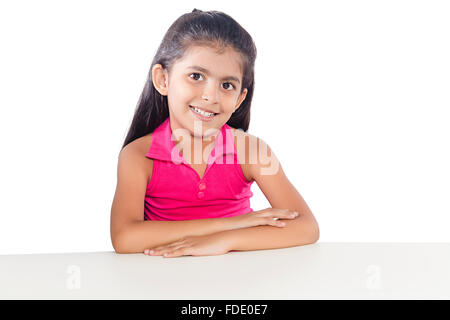 Nur 1 Person Vorderansicht Mädchen Glück kid Zufriedenheit sitzt lächelnd Studio shot weißer Hintergrund Stockfoto