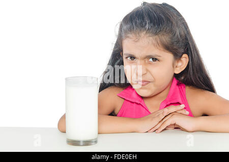 Nur 1 Person trinken bewusste Abneigung Mädchen Glas Gesundheit Kind Milch ernst Stockfoto