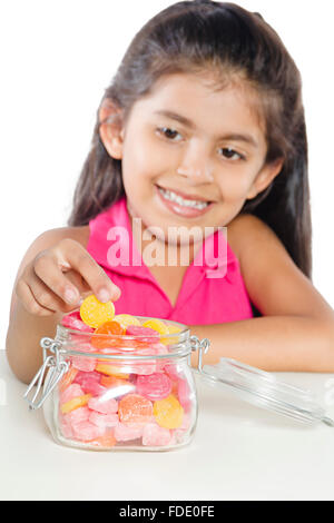 Nur 1 Person viel Süßigkeiten essen Mädchen Gier jar Kid herauf Süße Stockfoto