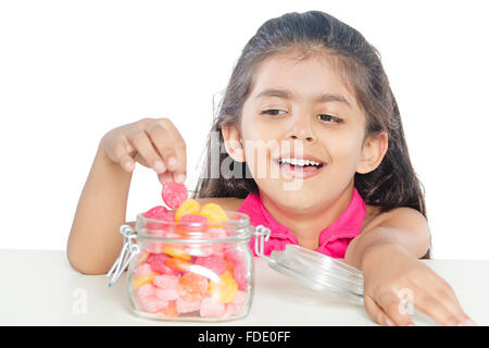 Nur 1 Person candy lecker Essen Aufregung Mädchen Gier Kind lächelnd Versuchung Stockfoto