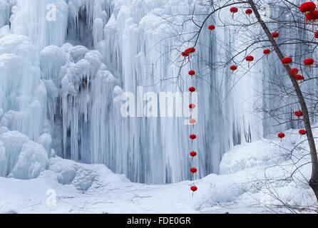 Peking, China. 23. Januar 2016. Foto aufgenommen am 23. Januar 2016 zeigt den gefrorenen Wasserfall in Pingshan County von Shijiazhuang, Hauptstadt der Provinz Hebei North China. © Liu Yuhe/Xinhua/Alamy Live-Nachrichten Stockfoto