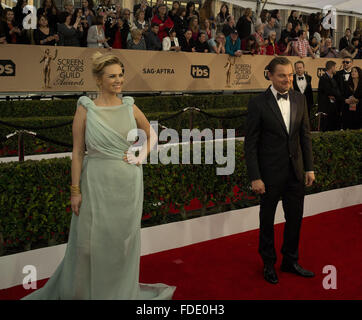 January Jones und Leonardo DiCaprio erreichen die 22. Annual Screen Actors Guild Awards im Shrine Auditorium in Los Angeles, Kalifornien, im 30. Januar 2016. 30. Januar 2016. © Armando Arorizo/Prensa Internacional/ZUMA Draht/Alamy Live News Stockfoto