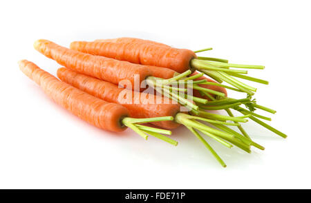 Frische Karotten auf weißem Hintergrund Stockfoto