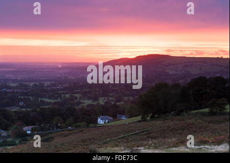 Long Distance Blick über Wharfe Tal, Yorkshire, England, GB, Großbritannien, von oben auf Burley Moor bei Sonnenaufgang mit einem dramatischen rosa, roten und orangefarbenen Himmel. Stockfoto