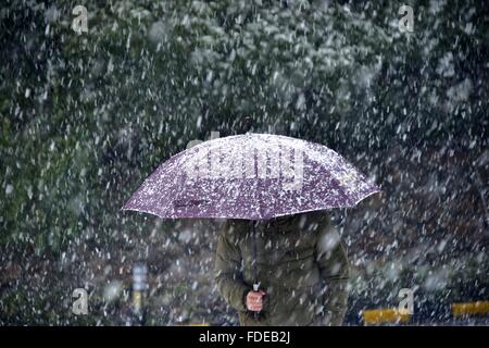 Wuhan, China Hubei Provinz. 31. Januar 2016. Ein Mann geht im Schnee in Wuhan, der Hauptstadt der Provinz Zentral-China-Hubei, 31. Januar 2016. © Du Huaju/Xinhua/Alamy Live-Nachrichten Stockfoto