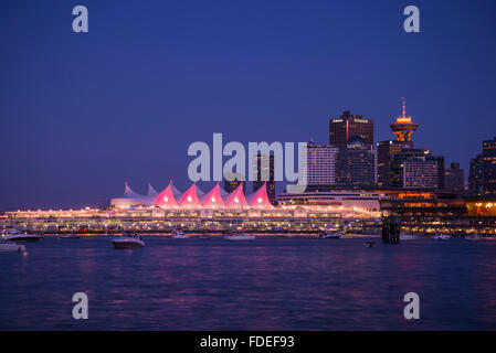 Canada Place mit Segel leuchtet in der Nacht, Vancouver, Britisch-Kolumbien, Kanada, Stockfoto