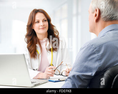 Porträt des Femael Arztes sitzen am Schreibtisch vor dem Computer und Beratung. Stockfoto