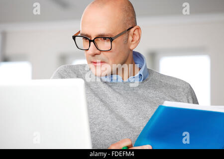 Porträt von senior Chef Finanzier Offizier vor dem Computer sitzen und -Auswertung. Business-Leute. Stockfoto