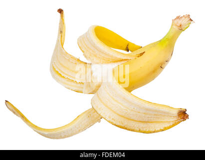 eine halbe reife Banane in die Schale isoliert auf weißem Hintergrund Stockfoto