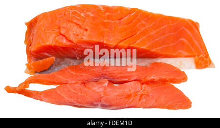 zwei Scheiben und Stück Lighty Atlantischen Lachs rot Räucherfisch isoliert auf weißem Hintergrund Stockfoto