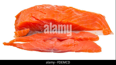 in Scheiben geschnitten Liftteller geräucherten Lachs rot Fisch Filet Stück isoliert auf weißem Hintergrund Stockfoto