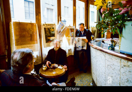 Paris, Café, Frankreich, französische Senioren teilen Drinks im Old Bistro Restaurant, altes französisches Café 'La Palette', innen, authentischer französischer Lifestyle, Vintage Innenbar, Wein aus der Nachbarschaft Stockfoto