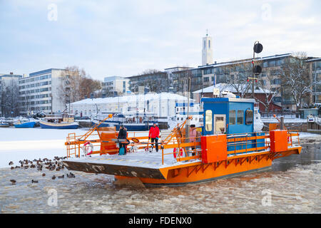 Turku, Finnland - 22. Januar 2016: Gewöhnliche Passagiere gehen auf Stadt Boot Fori, leichte Verkehr-Fähre, die den Fluss Aura gedient hat Stockfoto