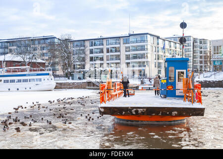 Turku, Finnland - 22. Januar 2016: Gewöhnliche Passagiere auf Kleinstadt Boot Fori. Wenig Verkehr-Fähre, die Aura River gedient hat Stockfoto