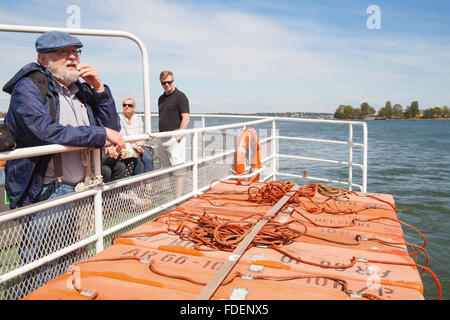 Helsinki, Finnland - 13. Juni 2015: Passagiere in der Nähe von Rettungsgeräte auf Suokki Schiff. Diese Fähre fährt von Helsinki Stockfoto