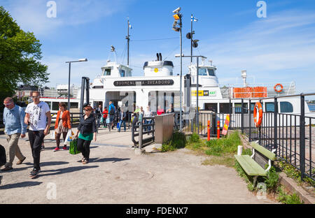 Helsinki, Finnland - 13. Juni 2015: Touristen steigen aus dem Suokki Schiff. Diese Fähre fährt von Helsinki nach Suomenlinna Insel Stockfoto