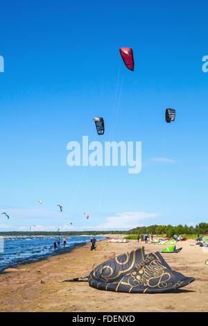 Sosnovy Bor, Russland - 19. Juli 2015: Kitesurfer bereiten Ausrüstung für das Reiten am Strand. Golf von Finnland in der Nähe der Leningrad Stockfoto