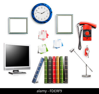Sammlung des Office-Objekte isoliert auf weißem Hintergrund. Retro-Arbeitsplatz mit Bildschirm, Bücher, Schreibtischlampe, Telefon, Wanduhr, Schlüssel Stockfoto
