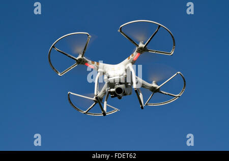 Eine DJI Phantom 3 Professional Quadcopter (oft als eine Drohne) mit Prop Schutzvorrichtungen angebracht. Stockfoto