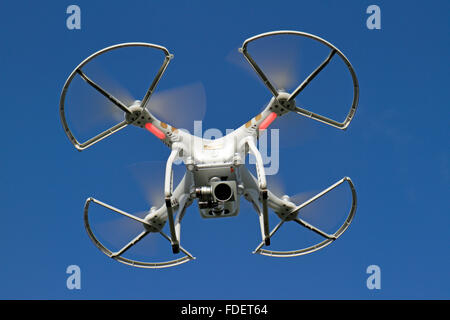 Eine DJI Phantom 3 Professional Quadcopter (oft als eine Drohne) mit Prop Schutzvorrichtungen angebracht. Stockfoto