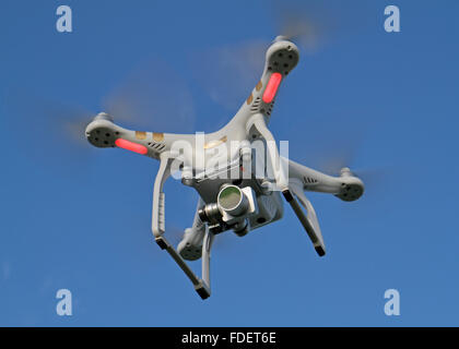 Eine DJI Phantom 3 Professional Quadcopter (oft als eine Drohne). Stockfoto