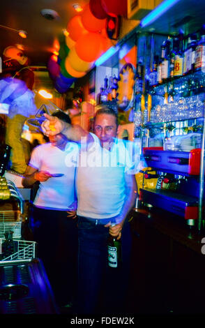 Paris, Frankreich, Portrait of Inside Bar Men in French Gay Bar, „Le Central“ bei Nacht, im Pariser Schwulenviertel Le Marais (jetzt geschlossen), in der Nachbarschaft mit Bar-Interieur Stockfoto