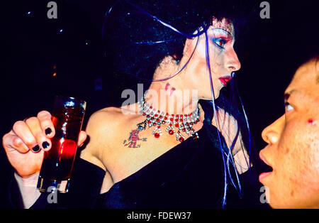 Paris, Frankreich, Portrait of Men, Travesties, die in der französischen Schwulenbar trinken, „Le Bar“ bei Nacht, männlicher Cross-Dresser in Kostümen Stockfoto