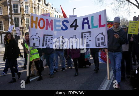 London, UK. 30. Januar 2016. Tausende von Demonstranten Versammlung bei Imperial War Museum Elefant und Schloss März bis Downing-Street-Proteste gegen die Housing Bill Markierungen das Ende des sozialen Wohnungsbaus in London. Foto: Credit: siehe Li/Alamy Live News Stockfoto