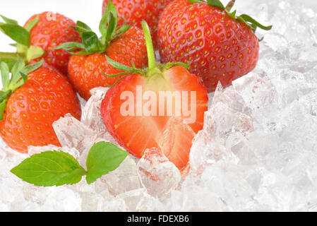 Nahaufnahme von frischen Erdbeeren auf Eis Stockfoto